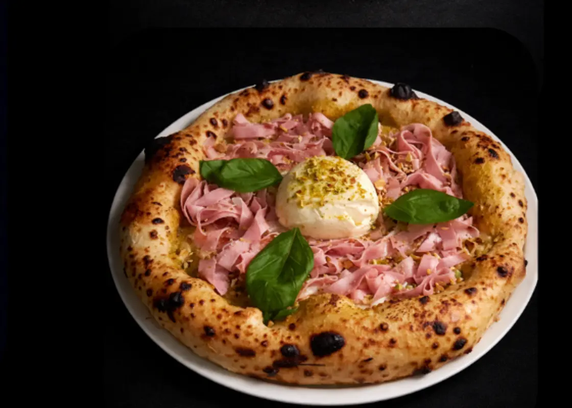 Pizza à la burrata, jambon italien et basilic frais