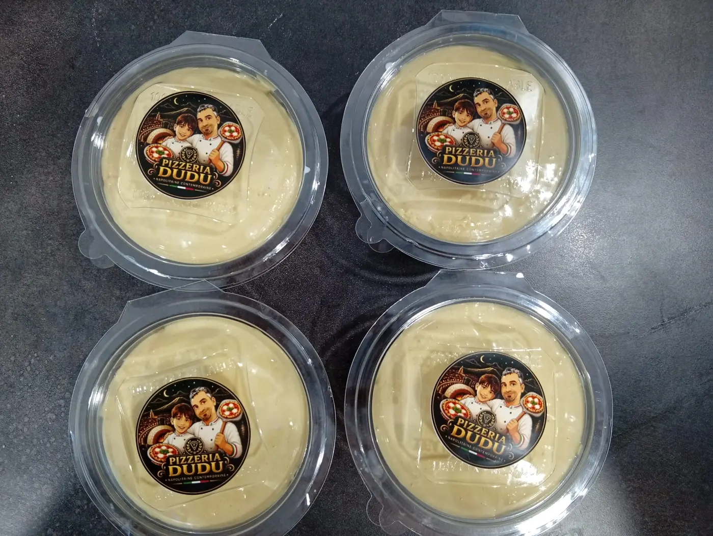 Quatre tiramisus pistache maison prêts à emporter, avec l'étiquette Pizzeria Dudu